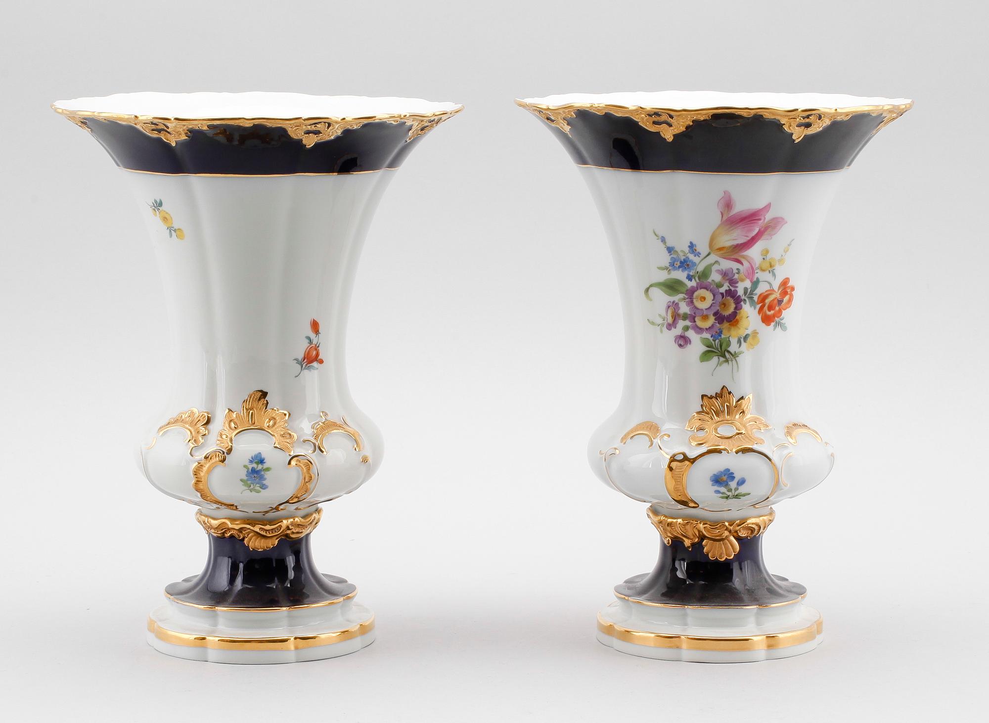 VASER, 2 st, porslin, Meissen, 1900-talets andra hälft.