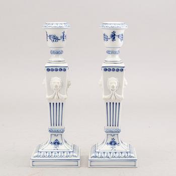 LJUSSTAKAR ett par "Musselmalet" Royal Copenhagen Danmark 1900-talets andra hälft porslin.