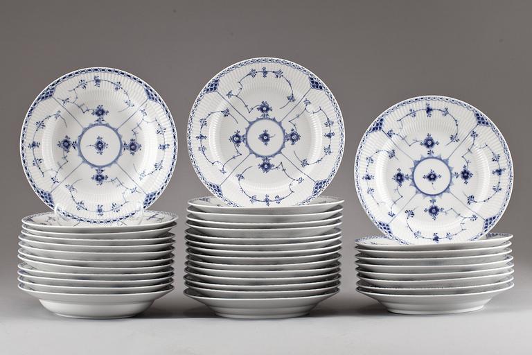 MATSERVIS, porslin, 50 delar, "Musselmalet", Royal Copenhagen. 1900-talets andra hälft.