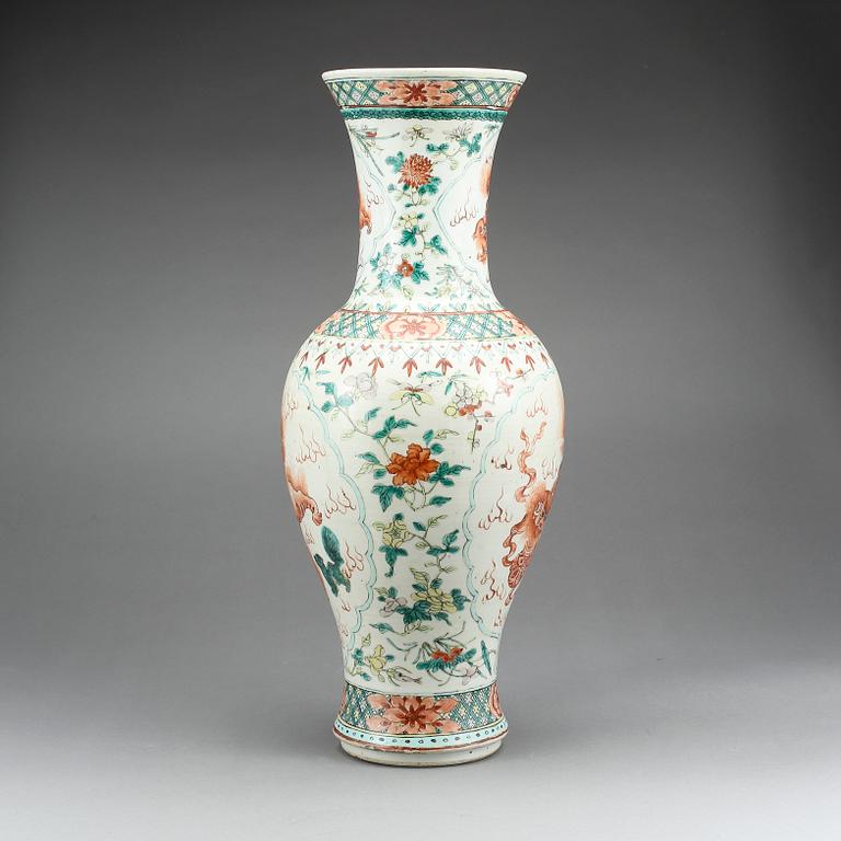 VAS, porslin, Kina, 1900-tal.