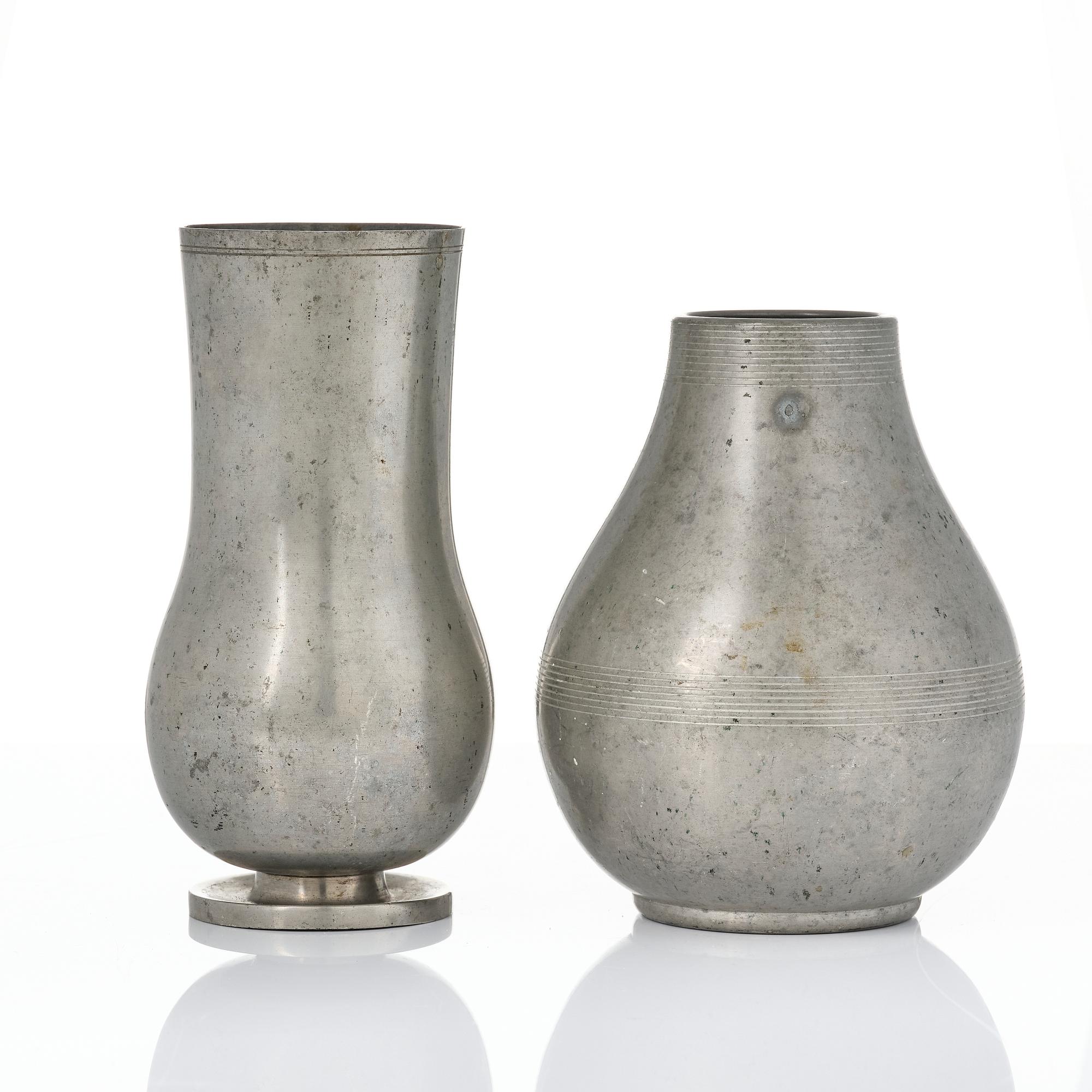 Nils Fougstedt, a set of two vases, Fabriksaktiebolaget Kronsilver, Stockholm, 1933-34.