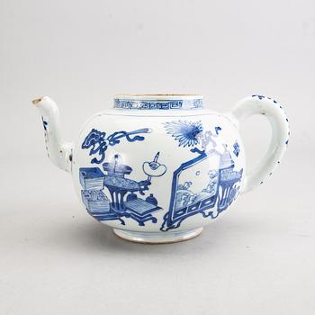 A blue and white tea pot, Qing dynasty, 18th Century.