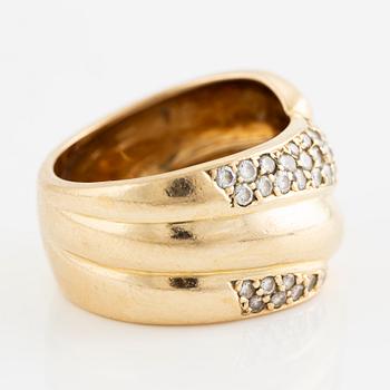 Ring in 18K gold set with round brilliant-cut diamonds.
