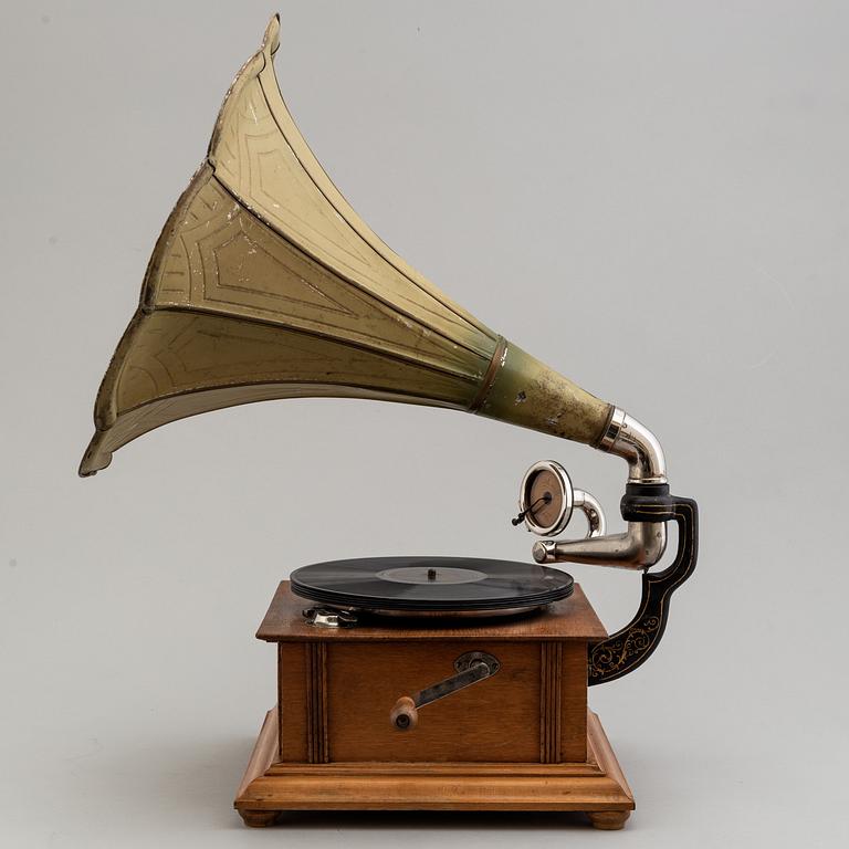 A circa 1900 grammophone.