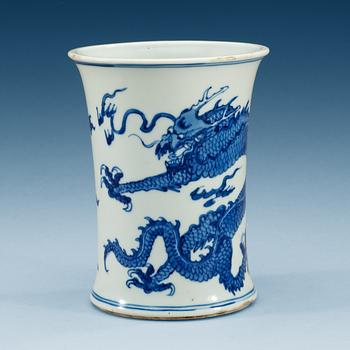 A blue and white brushpot, Qing dynasty, Kangxi (1662-1722).