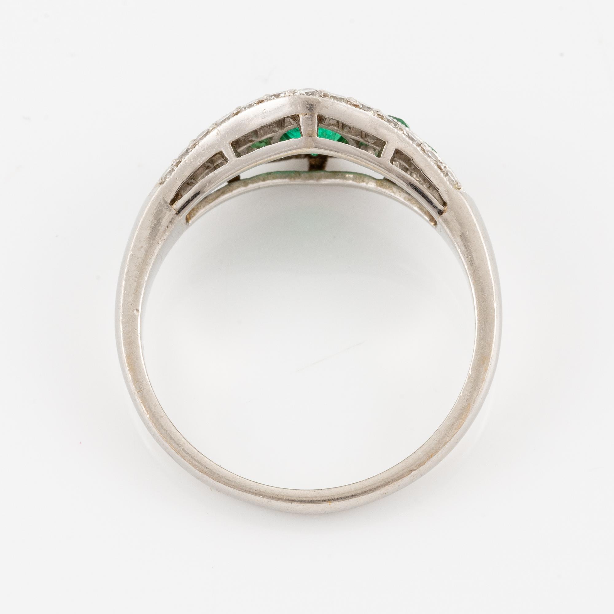Ring, platinum with emerald and brilliant-cut diamonds.