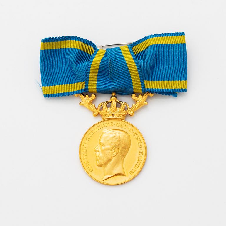 A Swedish Royal gold medal, dated 1949.