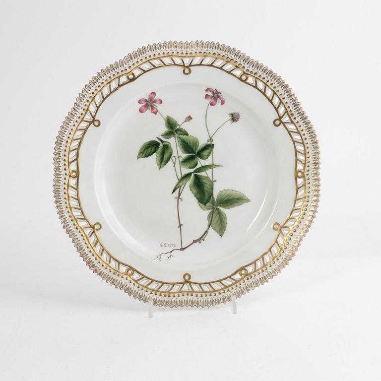 A set of three porcelain plates, Hausmalerei, Royal Copenhagen, Denmark.