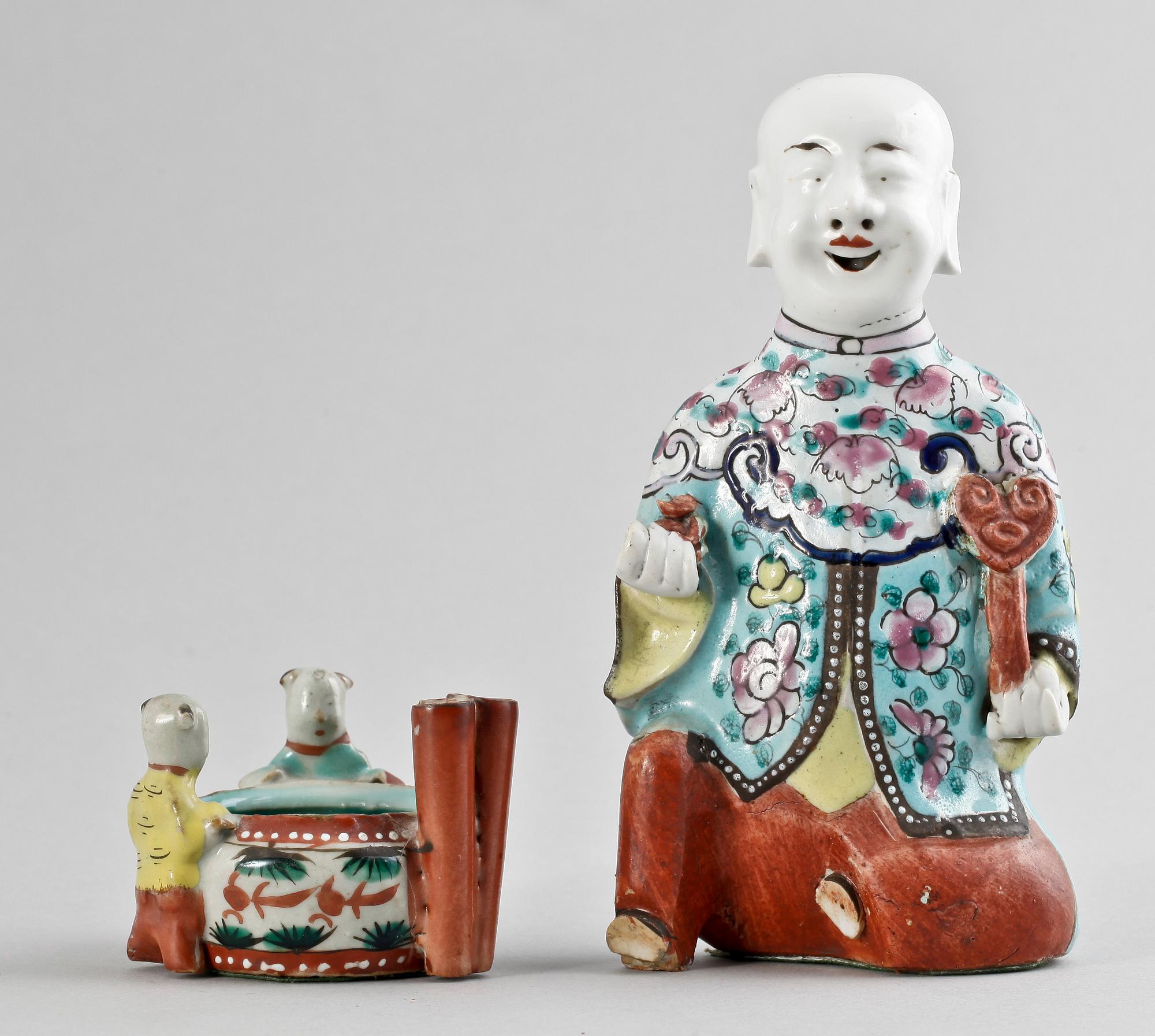 RÖKELSEKAR samt FIGURIN, porslin, Kina, 1800-tal.