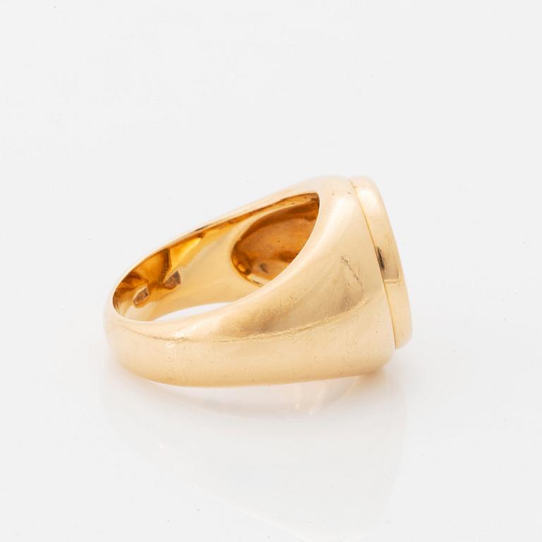 A Bulgari ring in 18K gold set with onyx.