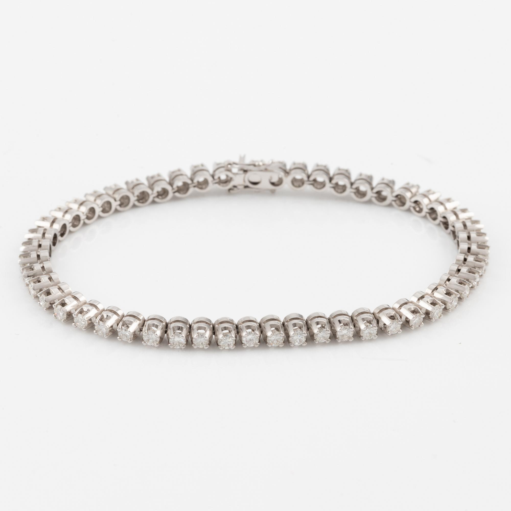 Tennis bracelet in white gold with brilliant-cut diamonds.
