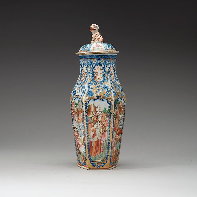 A finely painted famille rose jar with cover, Qing dynasty, Qianlong 1736-1795).