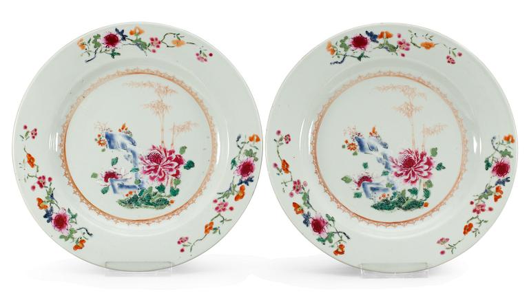 TALLRIKAR, ett par, porslin. Qing dynastin. Qianlong (1736-95).
