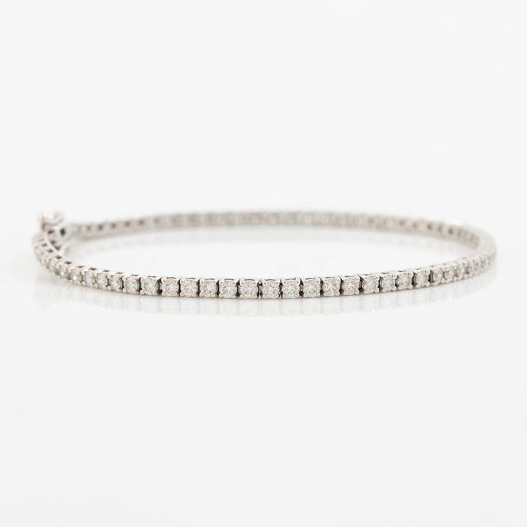 Tennis bracelet 18K white gold with round brilliant-cut diamonds.