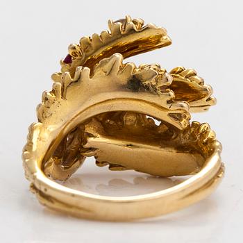 Ring, 18K guld med briljantslipade diamanter ca 0.22 ct totalt och rubiner. Finska importstämplar 1972.