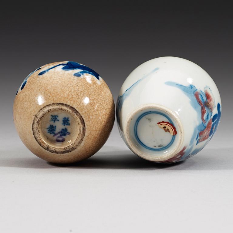 MINIATYRVASER, två stycken, porslin. Sen Qing dynasti (1644-1912).
