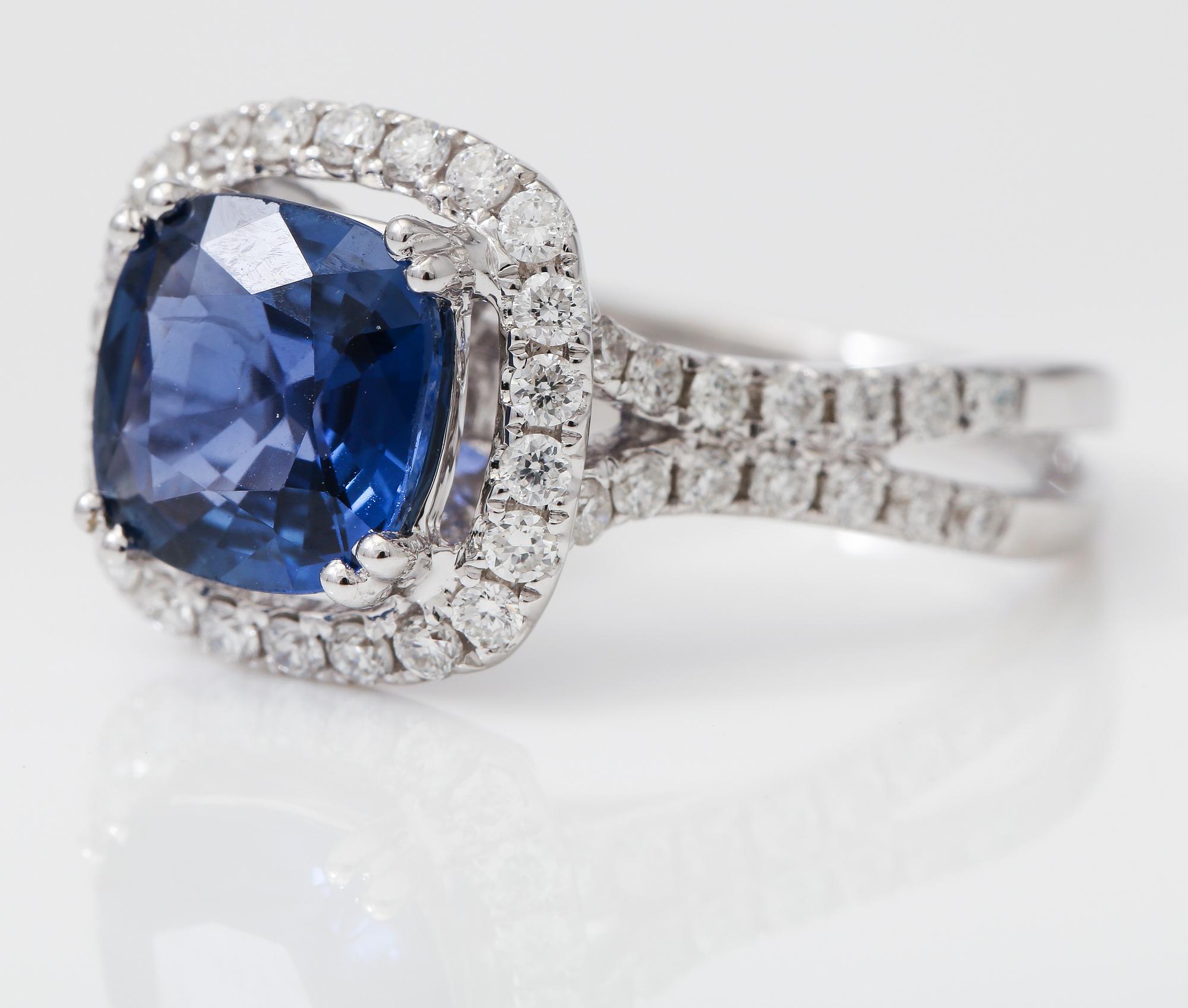 RING, diamanter totalt ca 0,75 ct, blå safir ca 2,30 ct.
