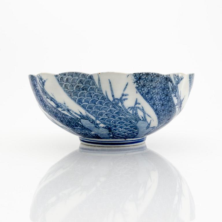 A Japanese early 1900s porcelain bowl.