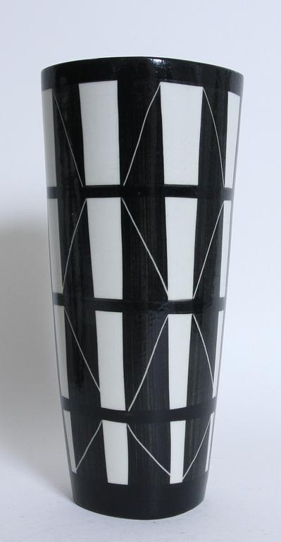 VASER, 3 st, stengods, "Diagonal", Karin Björquist, Gustavbergs studio, 1955.