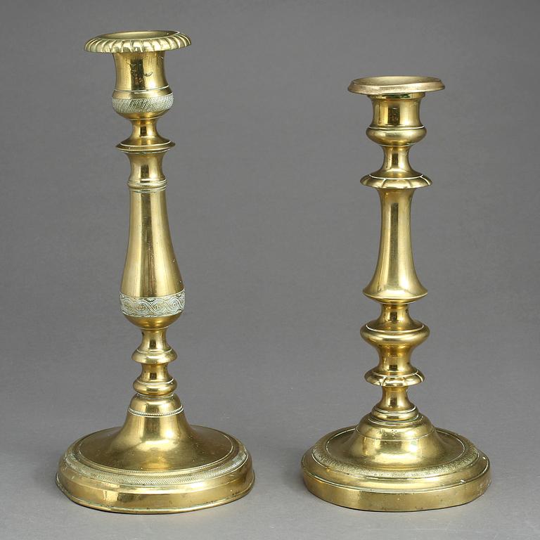 LJUSSTAKAR, 2 snarlika, mässing, empire, 1800-talets första hälft.