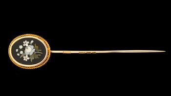 KRAVATTNÅL, guld med pietra dura, L. Larsson & Co, Göteborg, 1885. Vikt ca 3,8 g.