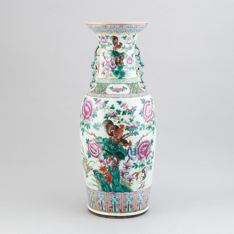 A Chinese famille rose floor vase, Qing dynasty, late 19th century.