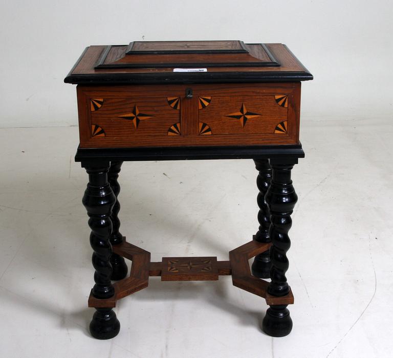 SCHATULL på BENSTÄLLNING, barockstil, 1900-tal.