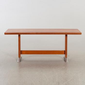 A MID 20TH CENTURY COFFEE TABLE.