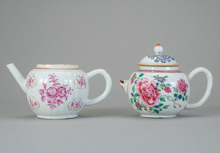 TEKANNOR, 2 st, porslin, Qingdynastin, Qianlong (1736-95).