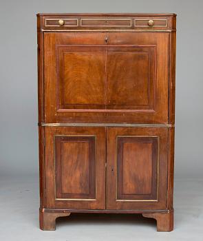 324. A RUSSIAN CHIFFONIER. РУССКИЙ СЕКРЕТЕР.