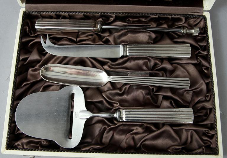 OSTBESTICK, 4 delar. Sterling silver, Denmark. Georg Jensen. Designad av Sigvard Bernadotte 1939.