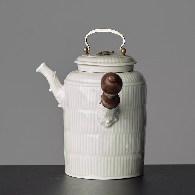 A Meissen chocholat pot with cover, 18th Century.