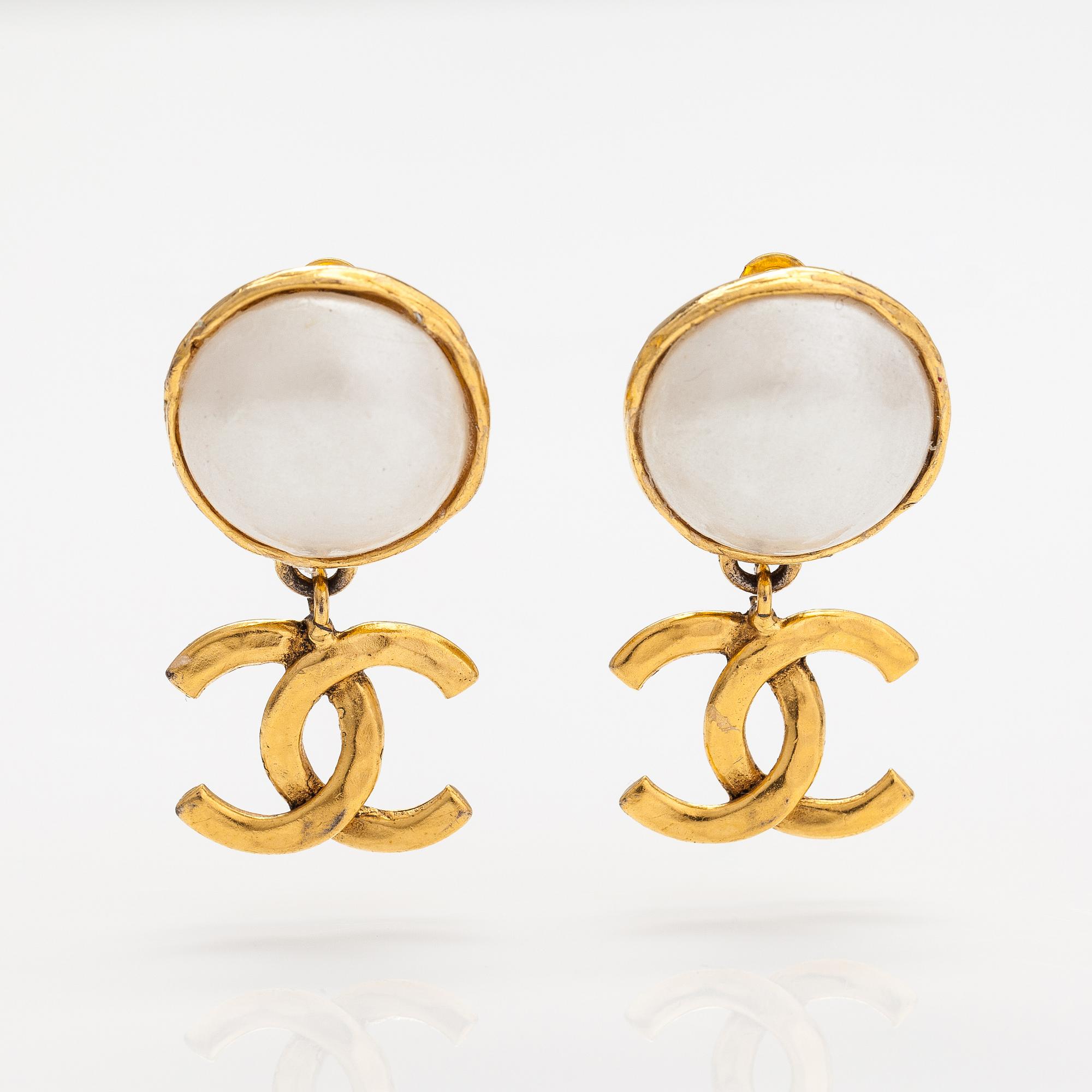 Chanel, Örhängen, guldfärgad metall och pärlimitation. Märkta Chanel 94 A Made in France.