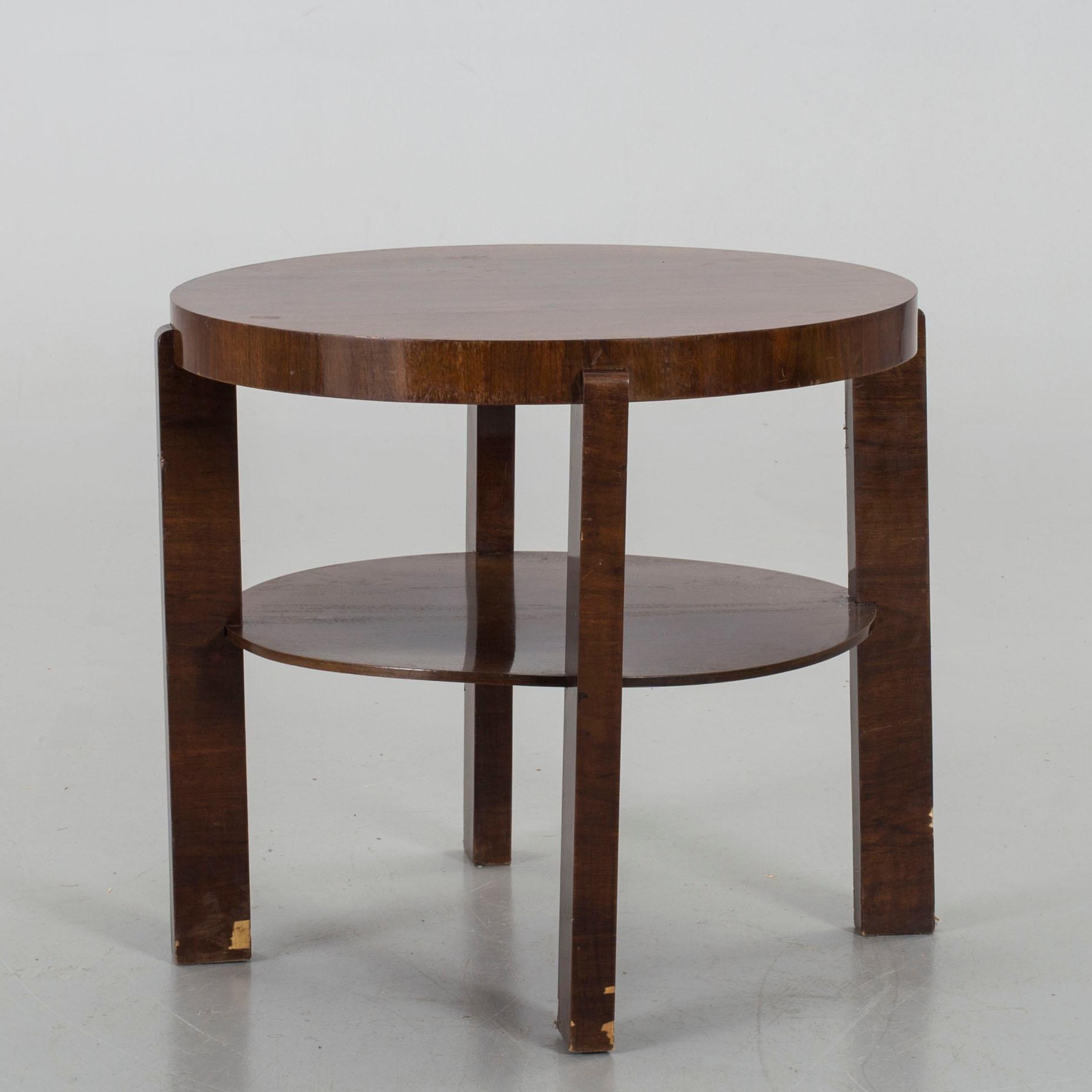 A MID 20TH CENTURY TABLE.