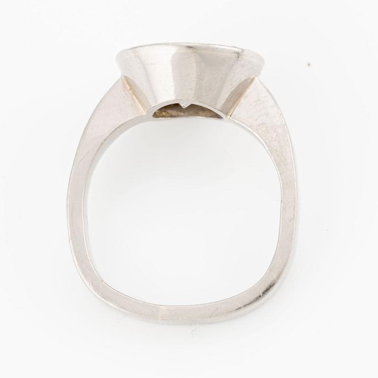 Ring 18K vitguld med en gammalslipad diamant ca 2.75 ct ca H/I i.