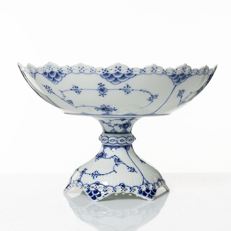 Te- och kaffeservis, 57 delar, porslin, "Musselmalet", Royal Copenhagen, Danmark.
