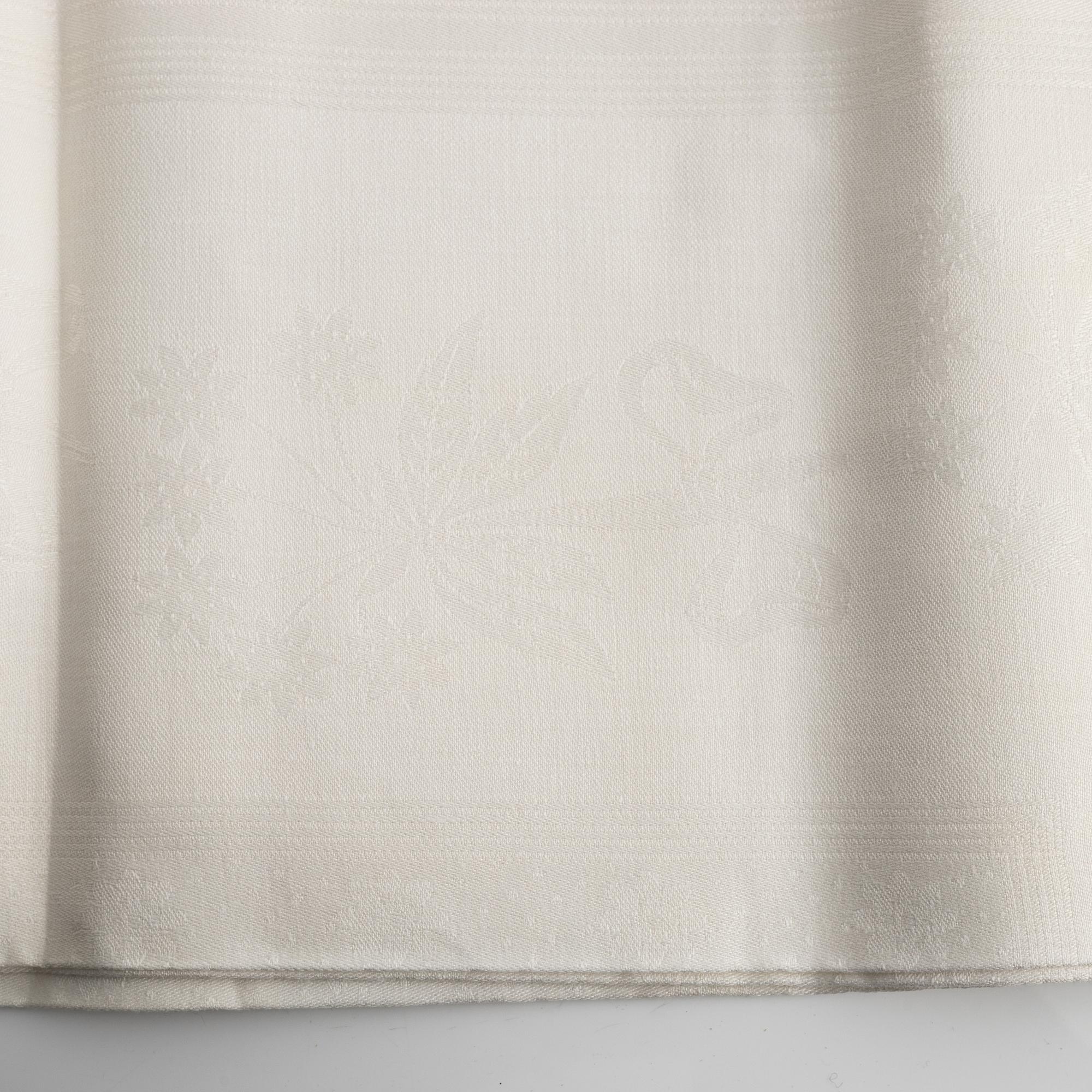 Five tablecloths, partly linen.