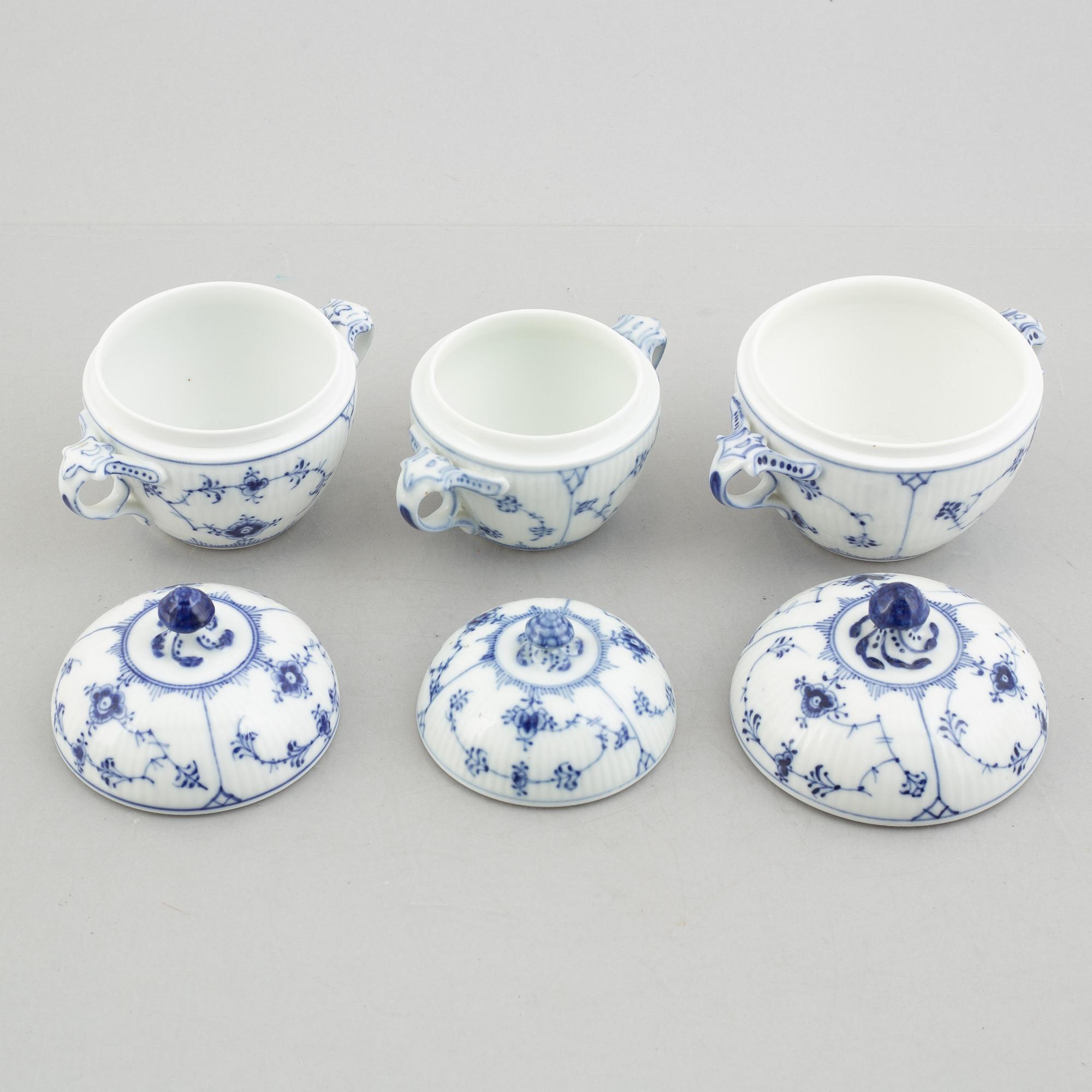 A tureen with cover and three sugar boxes with covers, "Blue Fluted"/"Musselmalet", Royal Copenhagen.