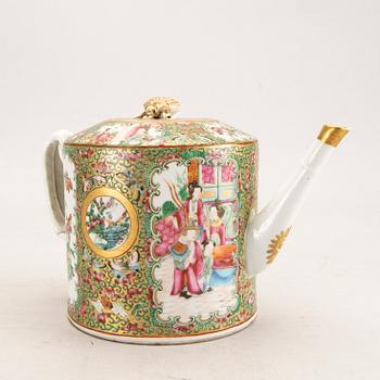 A Chinese kanton porcelain teapot second half of the 19th century.