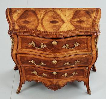 BYRÅ, rokokostil med äldre delar.