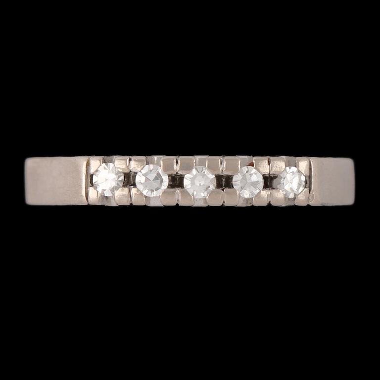 RING, 18k vitguld med 5 åttkantslipade diamanter, Gustav Dahlgren & Co, Malmö, 1971. Vikt 4 g.