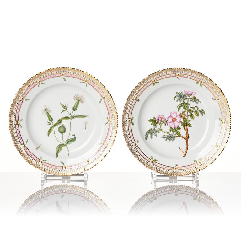 A set of 12 Royal Copenhagen 'Flora Danica' dinner plates, Denmark, 20th century.