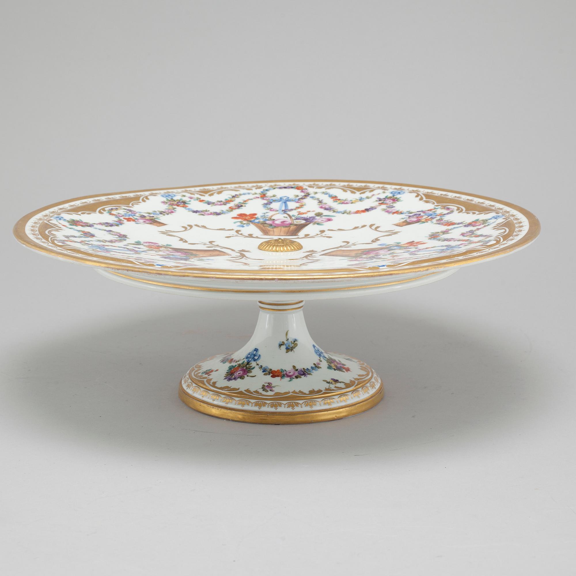 A porcelain serving dish from Meissen, around the year 1900.