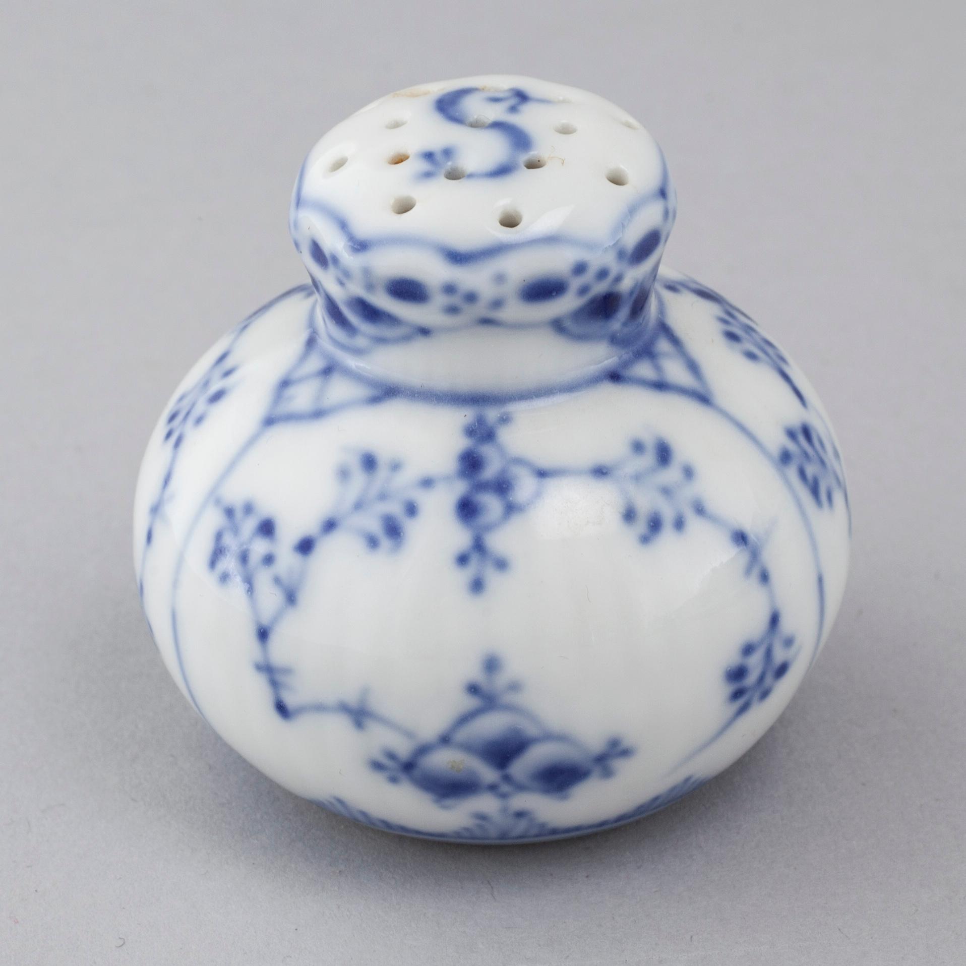 25 pieces of porcelain tableware from Royal Copenhagen, model "Musselmalet", 20th century.