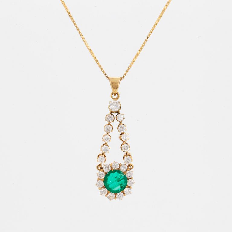 An 18K gold pendant set with a facted emerald.