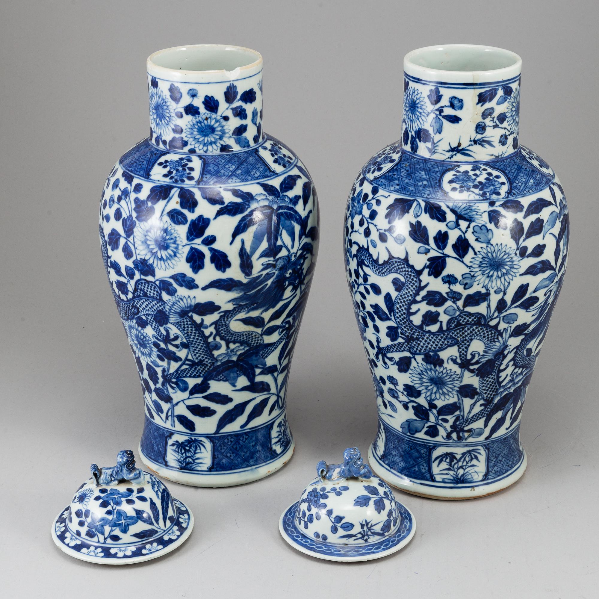 A pair of blue and white vases, Qing dynasty, late 19th century.