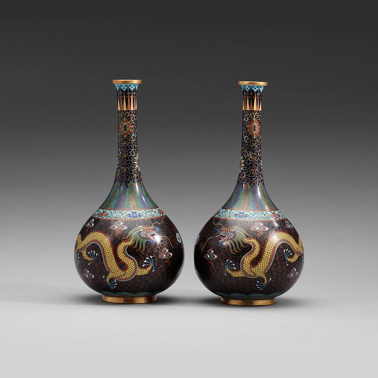 A pair of cloisonné vases, late Qing dynasty (1644-1912).