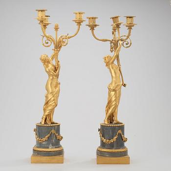 KANDELABRAR, för tre ljus, ett par. Parisarbete i Louis XVI, omkring 1780.