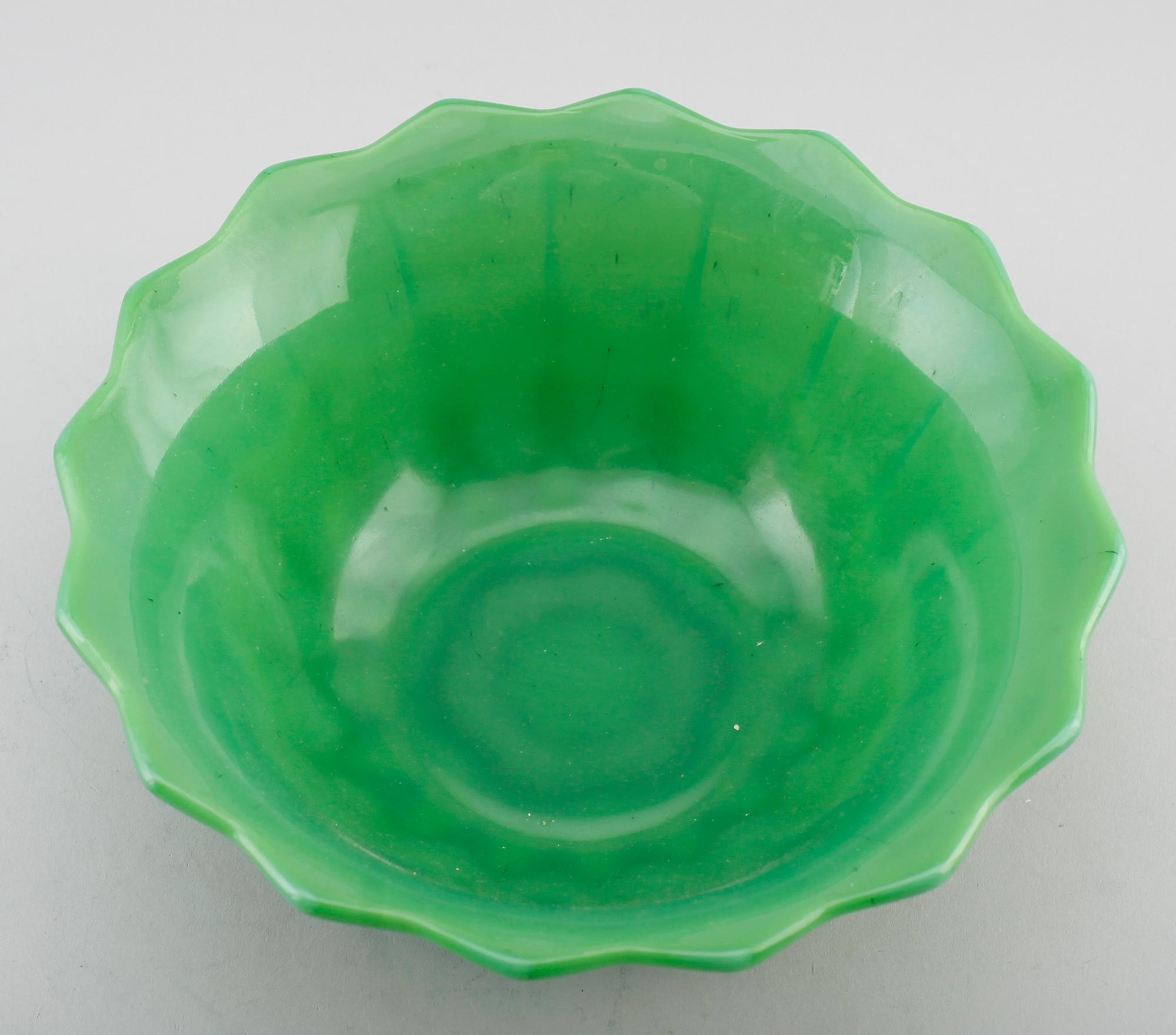 SKÅL, grönt glas, s k Pekingglas, 1900-tal.