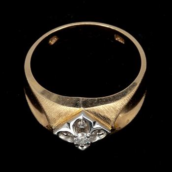 RING, guld 14 K, 5 diamanter, total vikt 6 g.
